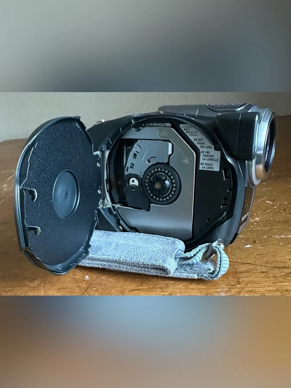 Sony DCR-DVD403 NTSC 3MP MPEG Digital Video Camera Recorder Handycam Camcorder
